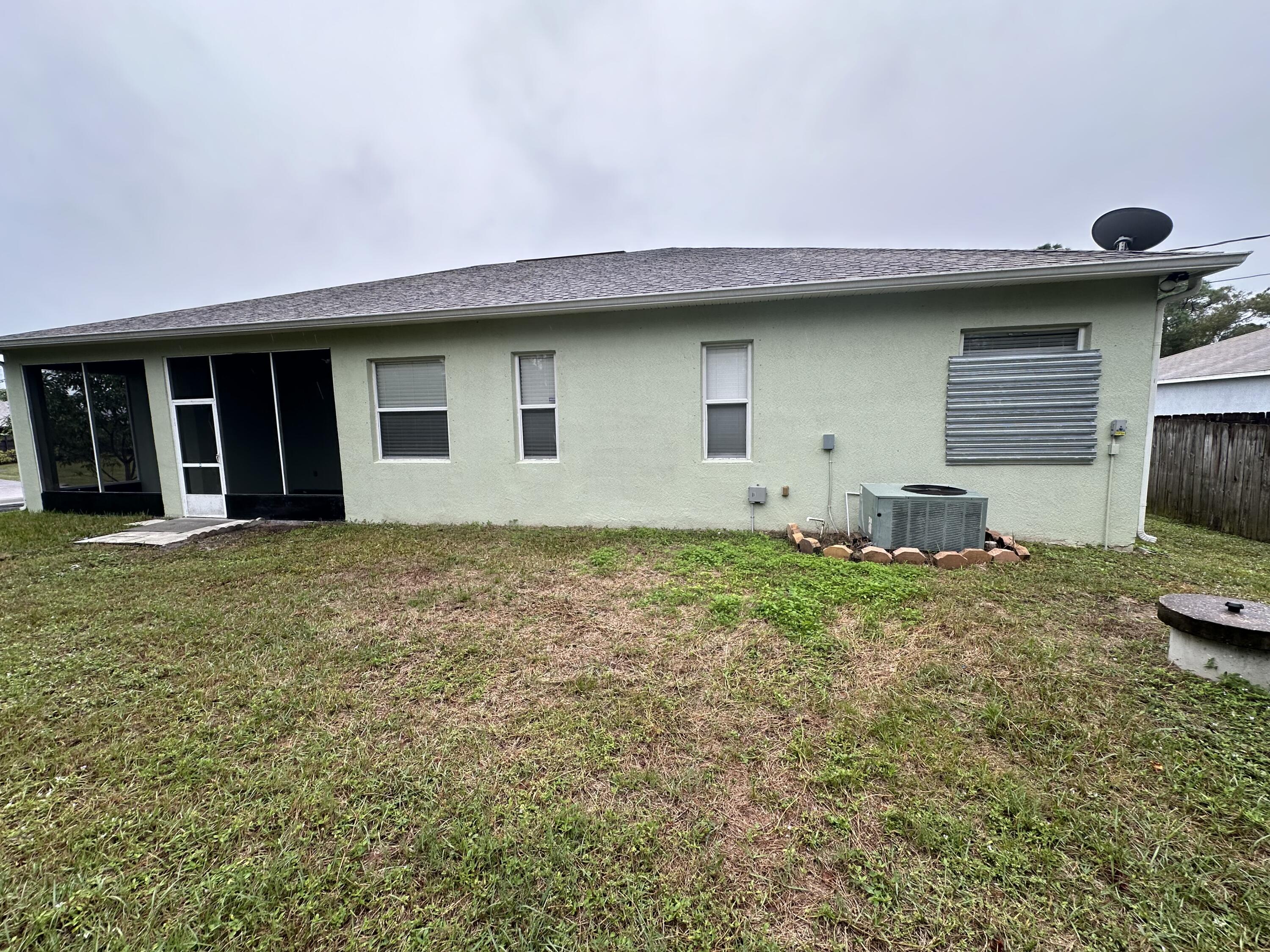 931 Dorchester Road Palm Bay, FL 32907 - Photo 8 of 13 a backyard of a house