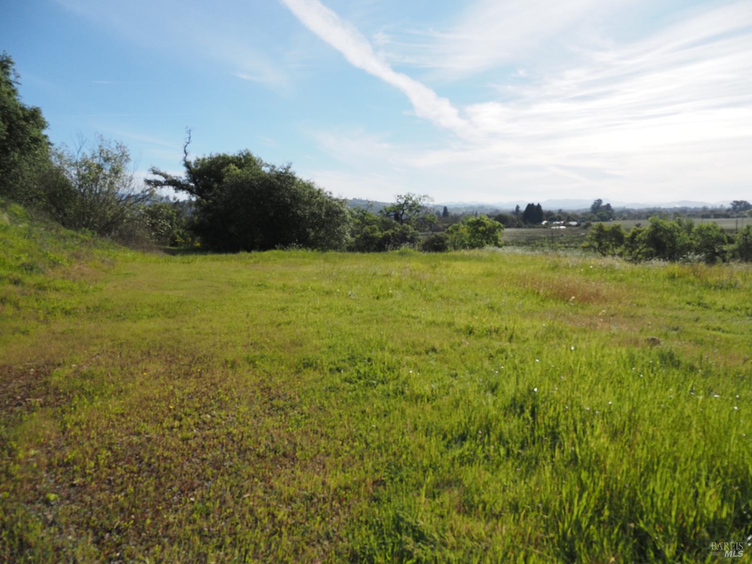 1077 Westside Road Healdsburg, CA 95448 - Photo 33 of 48 a view of a field with an ocean