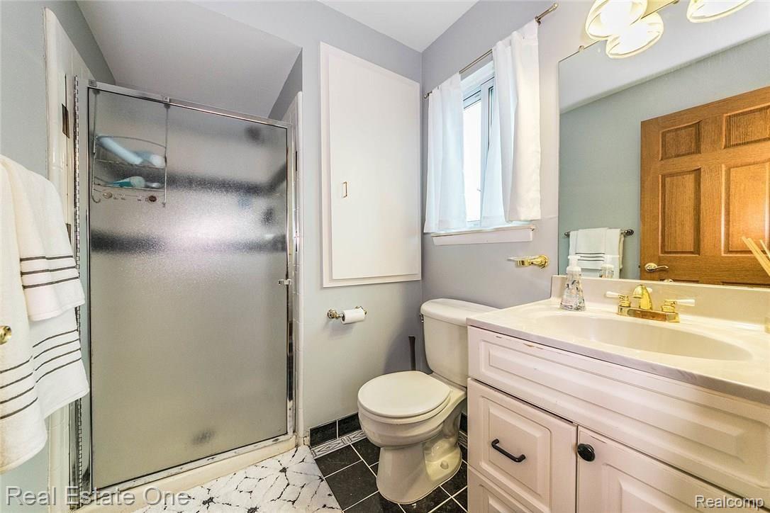 6127 Wedgewood Road Canton, MI 48187 - Photo 22 of 37 Master Bathroom.