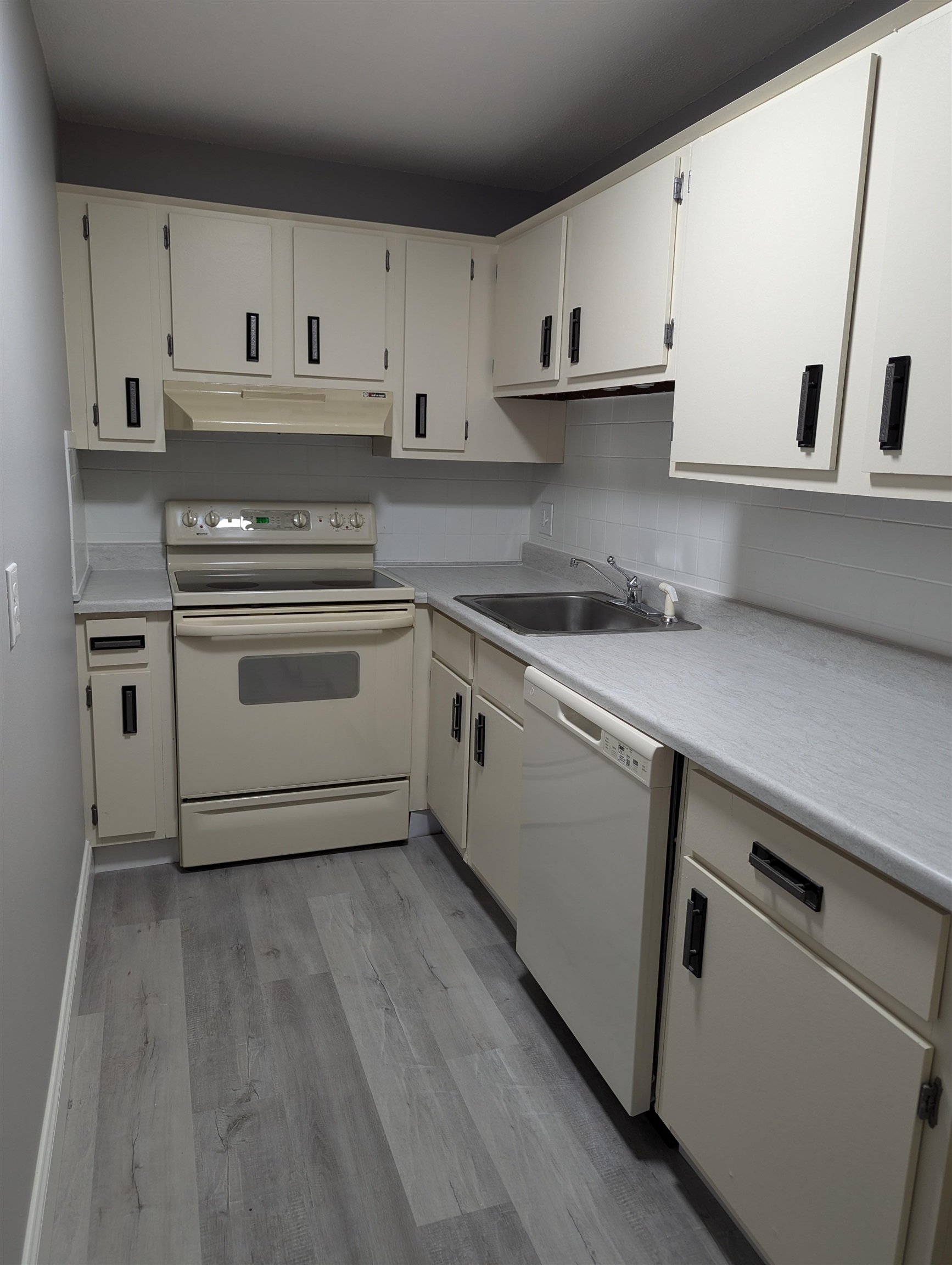 1 Pembroke Drive, Unit 19 Derry, NH 03038 - Photo 6 of 13
