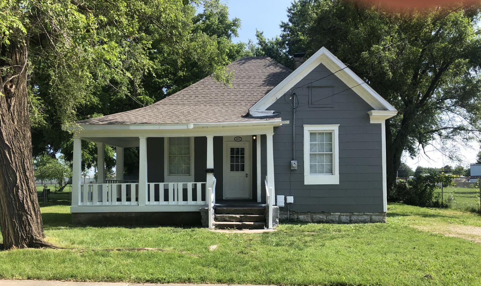 1832 West Chestnut Street Springfield, MO 65802 - Photo 1 of 14 1832 Listing Photo