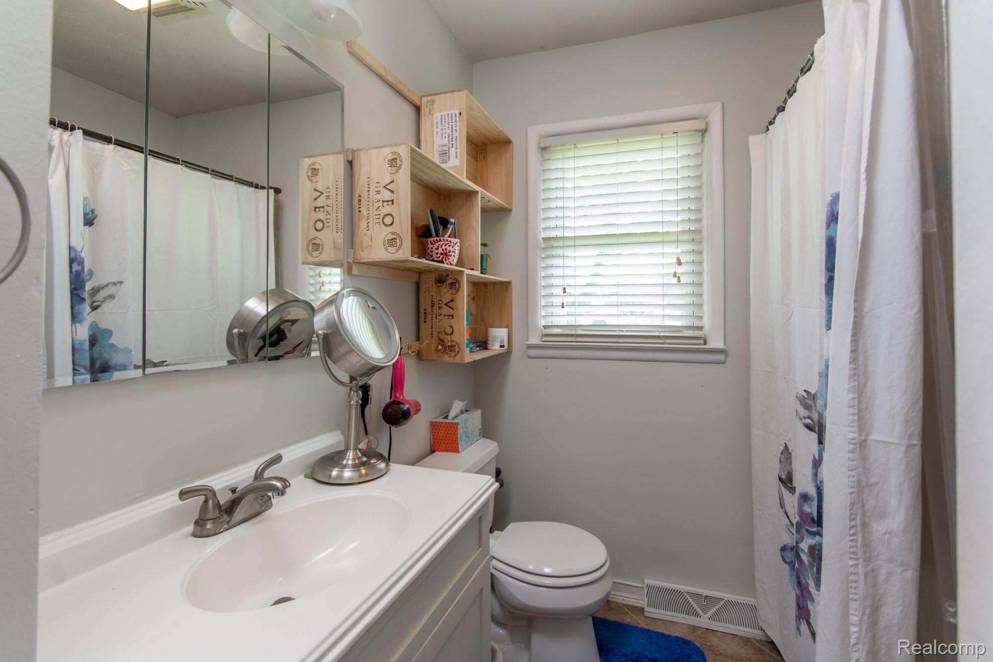 3313 Sunnylane Lansing, MI 48906 - Photo 7 of 21 DSC_1652.jpg