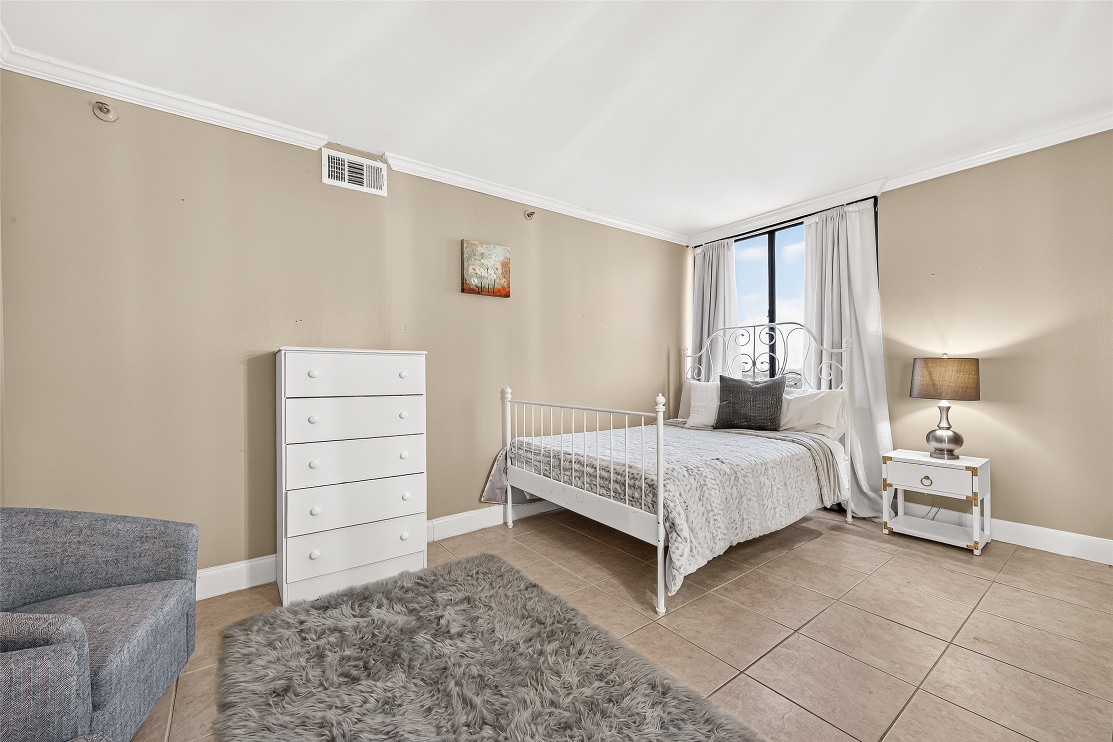 3525 Sage Road, Unit 1116 Houston, TX 77056 - Photo 17 of 25 Bright secondary bedroom with tiled flooring and a large window.