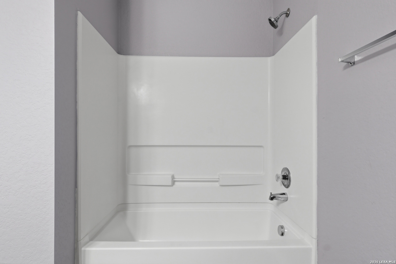 9819 Hawk Shore Converse, TX 78109 - Photo 22 of 26 a bathroom with a bathtub