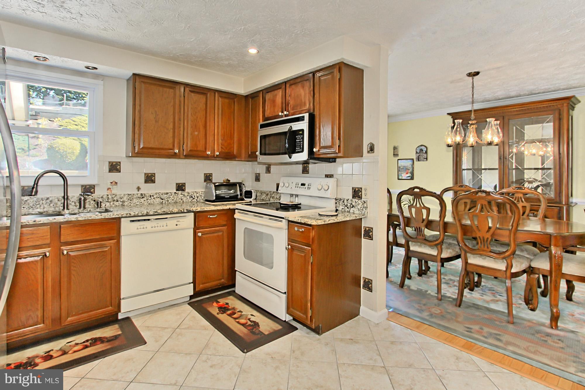 7600 Springfield Hills Drive Springfield, VA 22153 - Photo 8 of 30 Kitchen / Dining Room