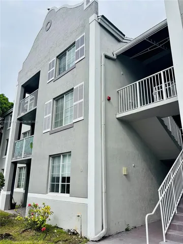 a view of an entryway of the house