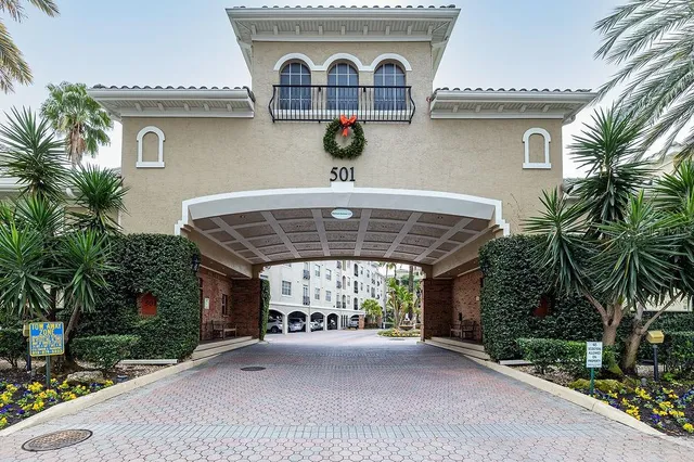 $2,900 | 501 Knights Run Avenue, Unit 1210, Tampa, FL 33602