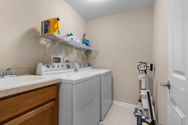 $350,000 | 810 Oak Hollow Road, Crystal Lake, IL 60014