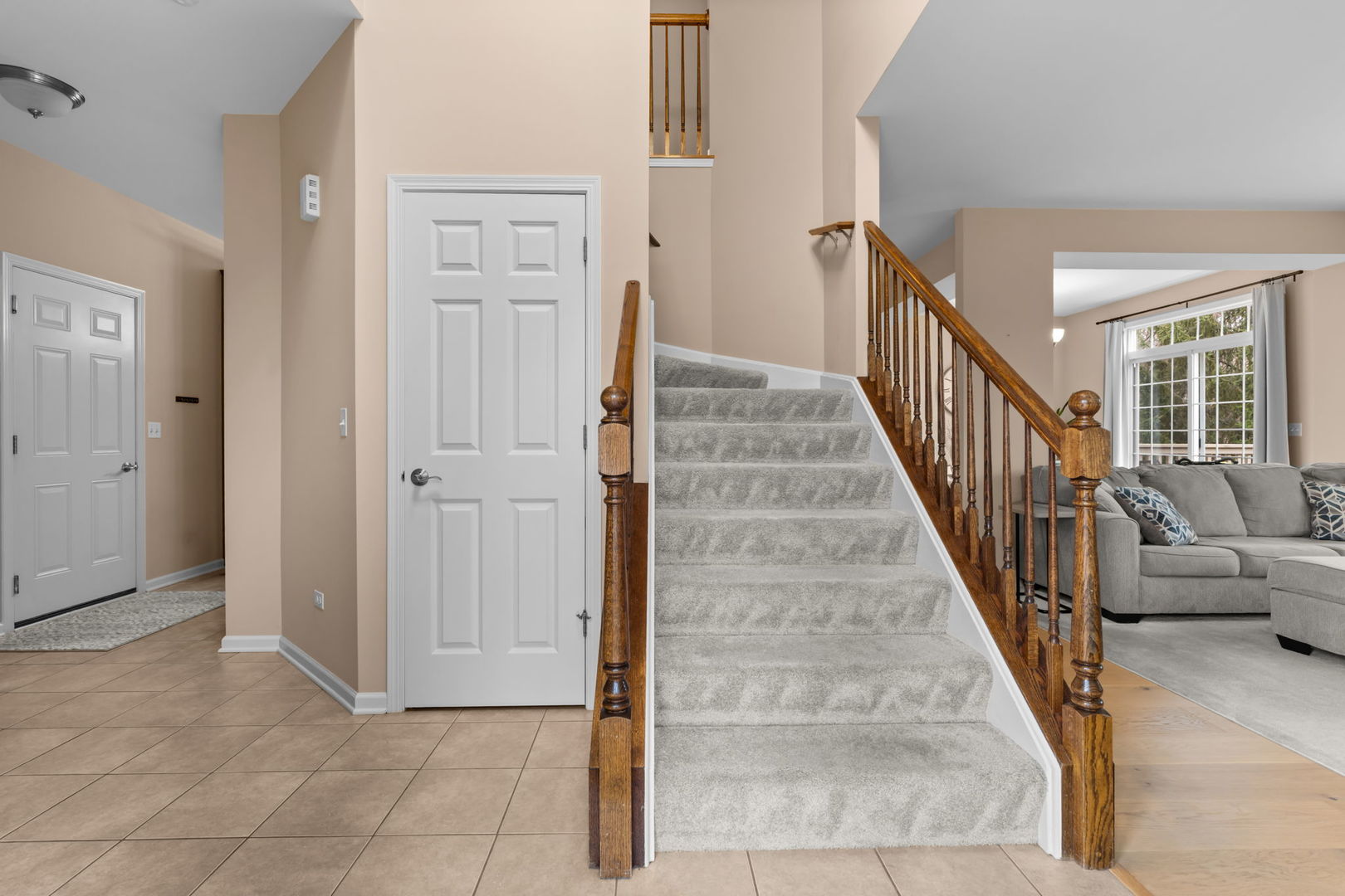 810 Oak Hollow Road Crystal Lake, IL 60014 - Photo 2 of 32