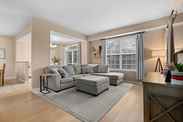 $350,000 | 810 Oak Hollow Road, Crystal Lake, IL 60014