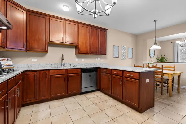 $350,000 | 810 Oak Hollow Road, Crystal Lake, IL 60014