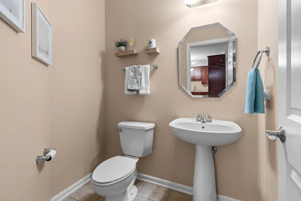 $350,000 | 810 Oak Hollow Road, Crystal Lake, IL 60014