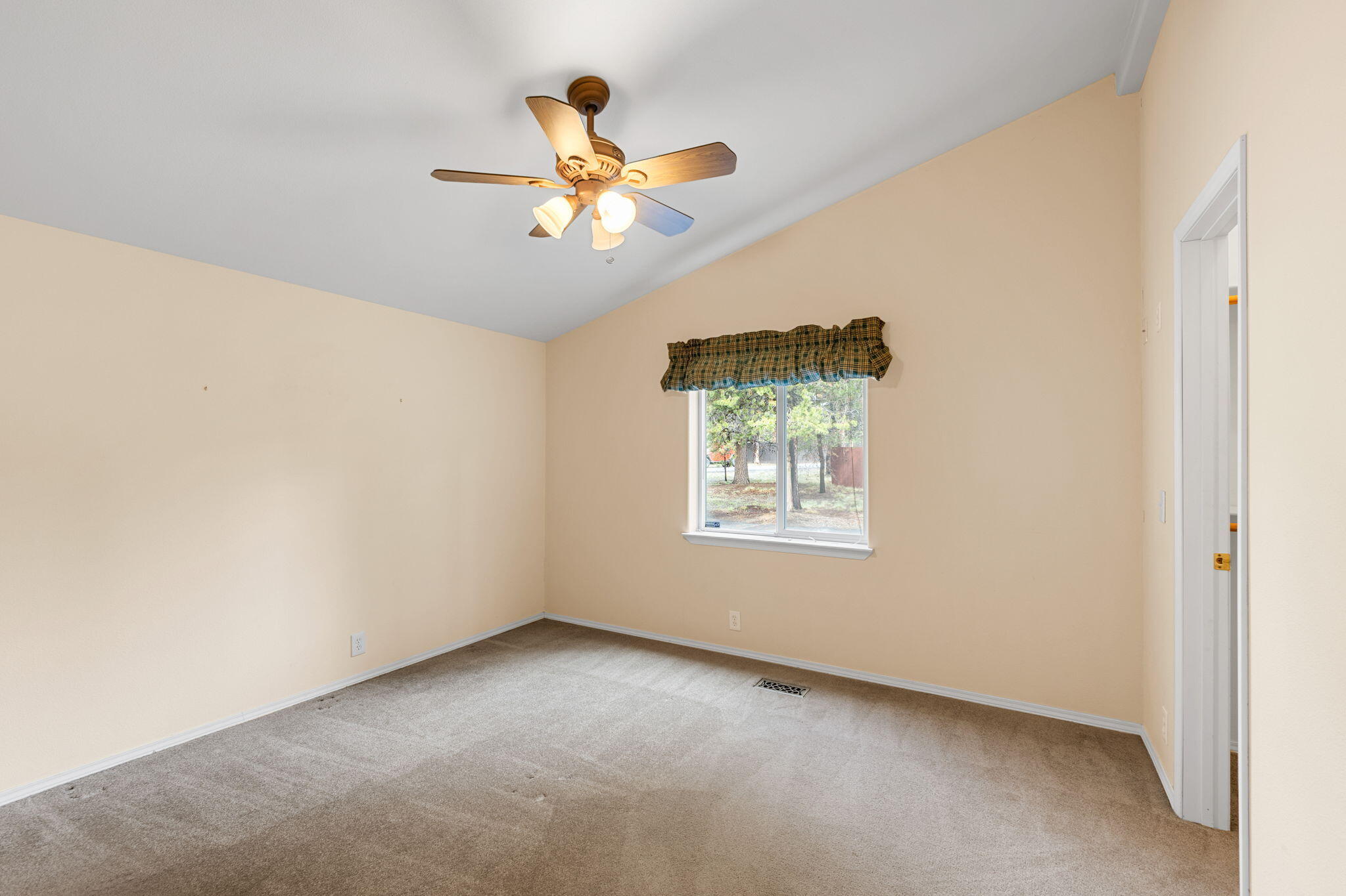 55870 Blue Eagle Road Bend, OR 97707 - Photo 23 of 41 2nd bedroom