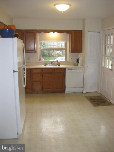 8621 Highgate Road Alexandria, VA 22308 - Photo 3 of 16 Kitchen