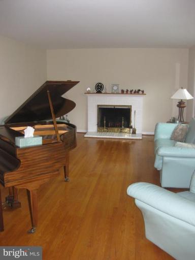 8621 Highgate Road Alexandria, VA 22308 - Photo 4 of 16 Living Room