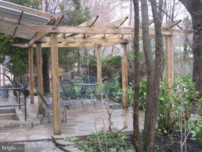8621 Highgate Road Alexandria, VA 22308 - Photo 5 of 16 Patio