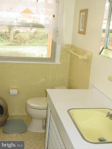 8621 Highgate Road Alexandria, VA 22308 - Photo 8 of 16 Bath #2