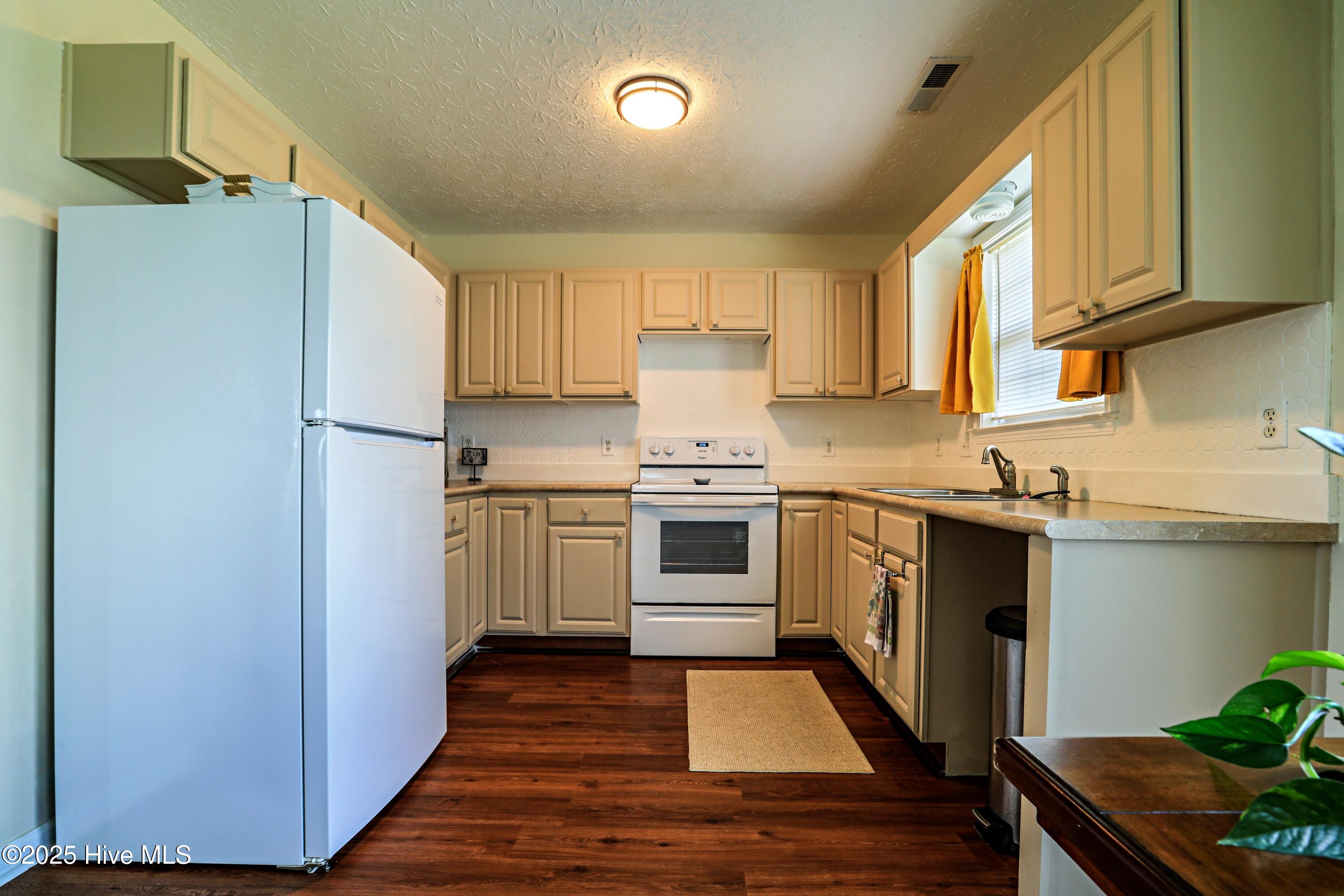 229 Red Carnation Drive Holly Ridge, NC 28445 - Photo 10 of 34 HP3V6A9340