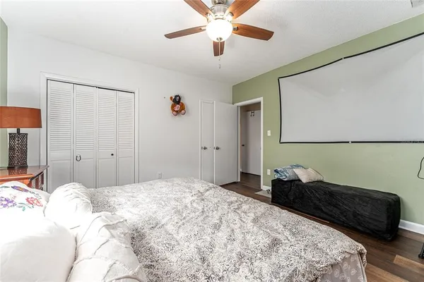 a view of a back yard