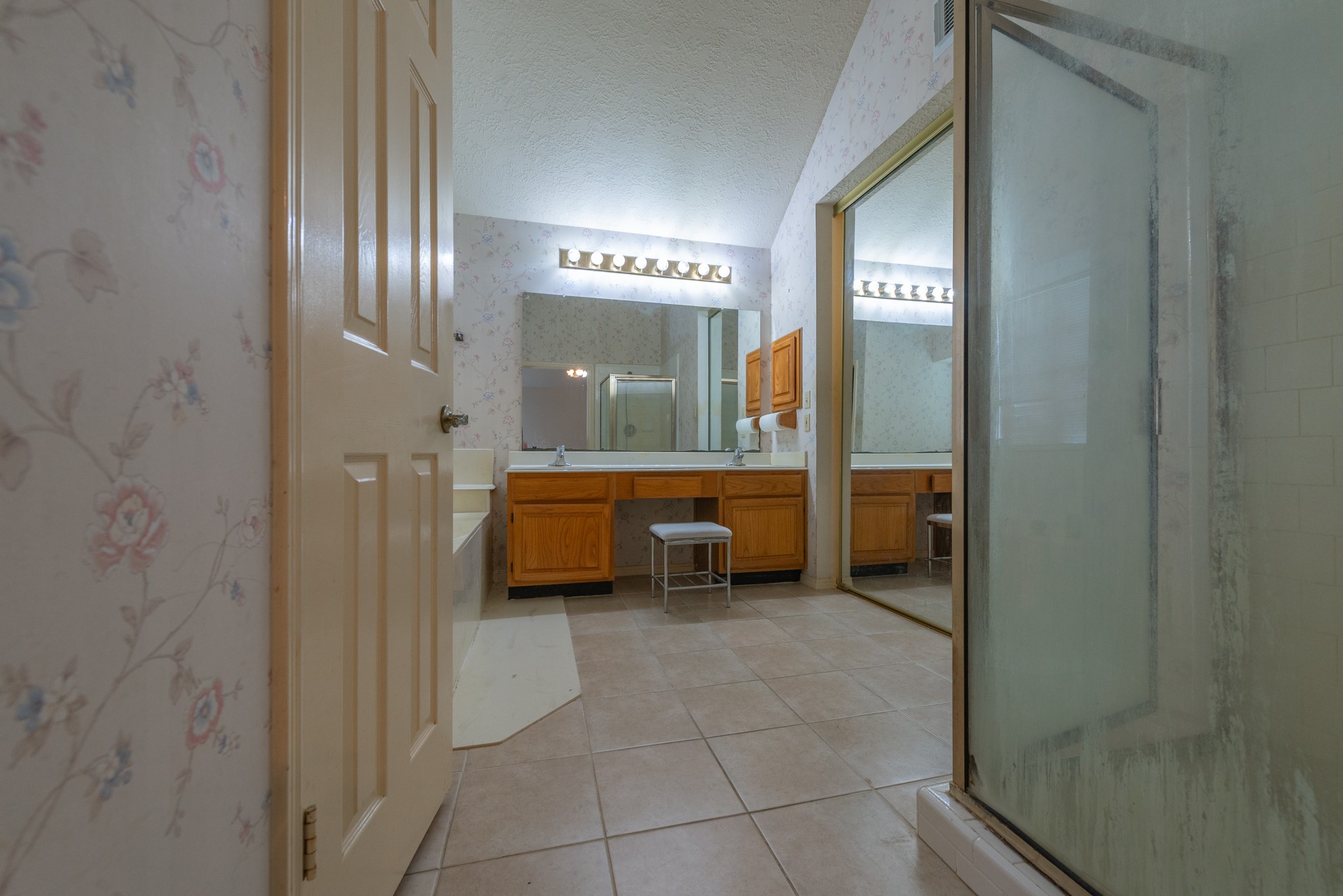 12203 Canterhurst Way Houston, TX 77065 - Photo 19 of 23 a bathroom with a mirror