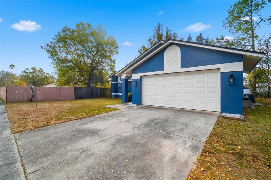 1909 Landside Drive Valrico, FL 33594 - Photo 2 of 36