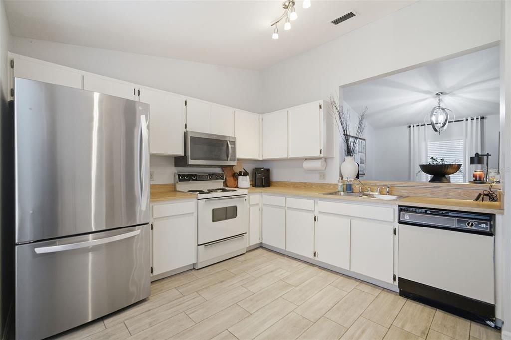 1909 Landside Drive Valrico, FL 33594 - Photo 7 of 36