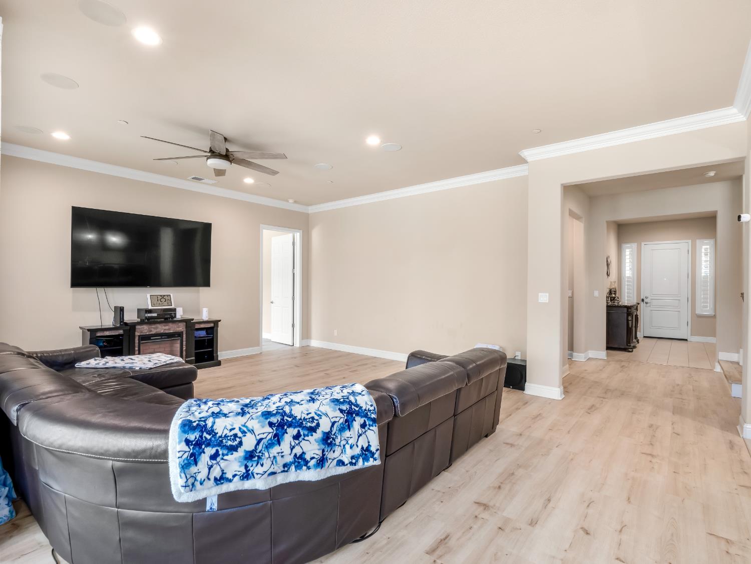 2127 Chennault Avenue Clovis, CA 93611 - Photo 18 of 49 a living room with furniture and a flat screen tv