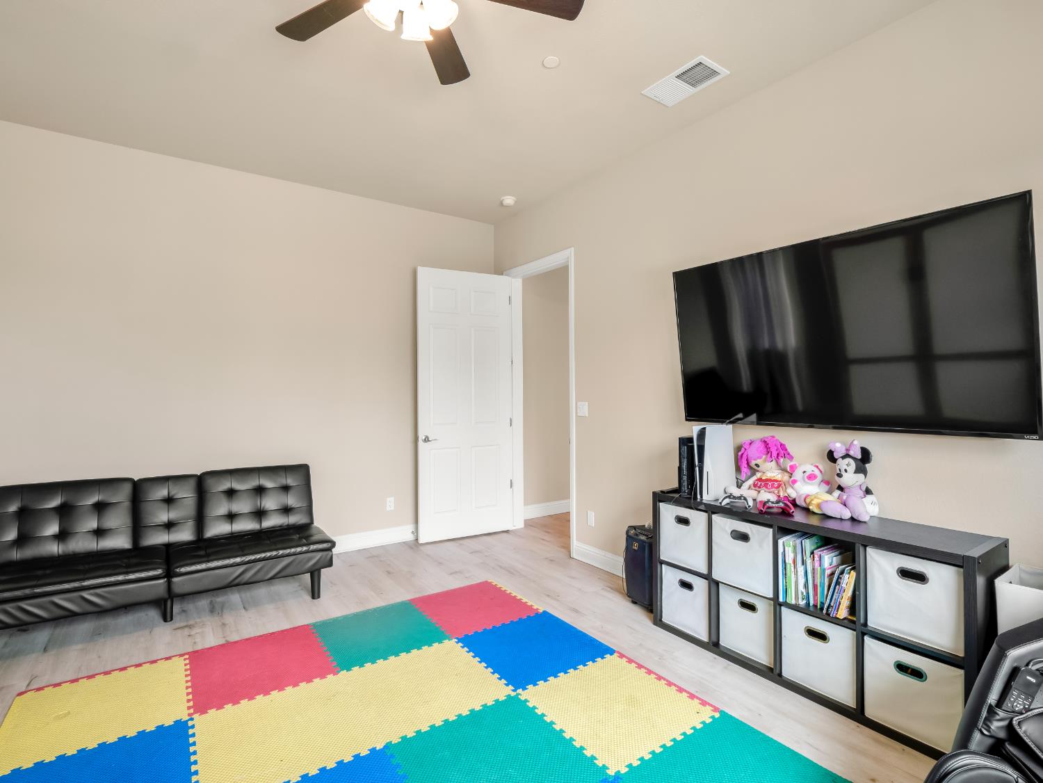 2127 Chennault Avenue Clovis, CA 93611 - Photo 25 of 49 a living room with furniture and a flat screen tv