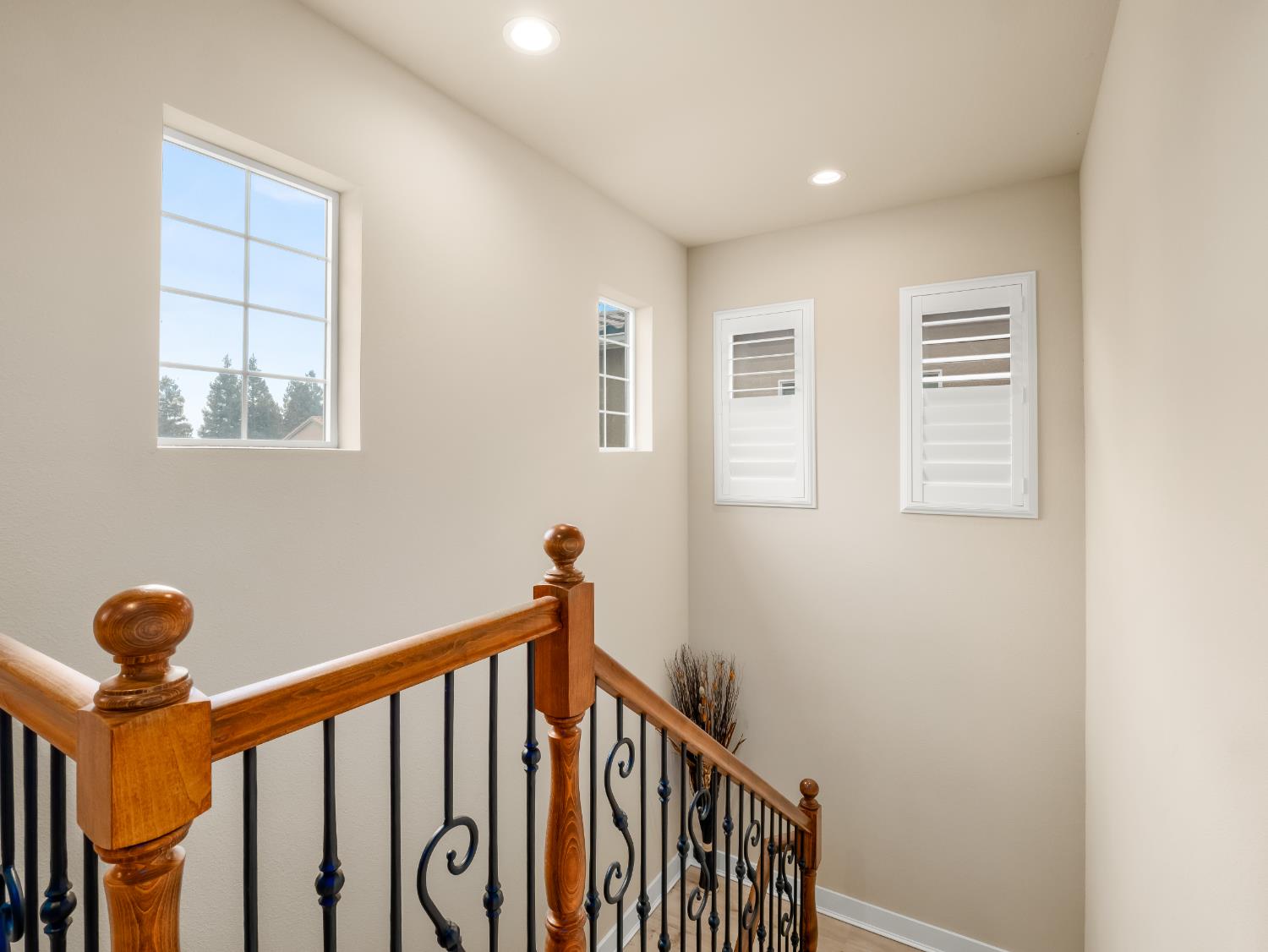 2127 Chennault Avenue Clovis, CA 93611 - Photo 27 of 49 a view of hallway with windows