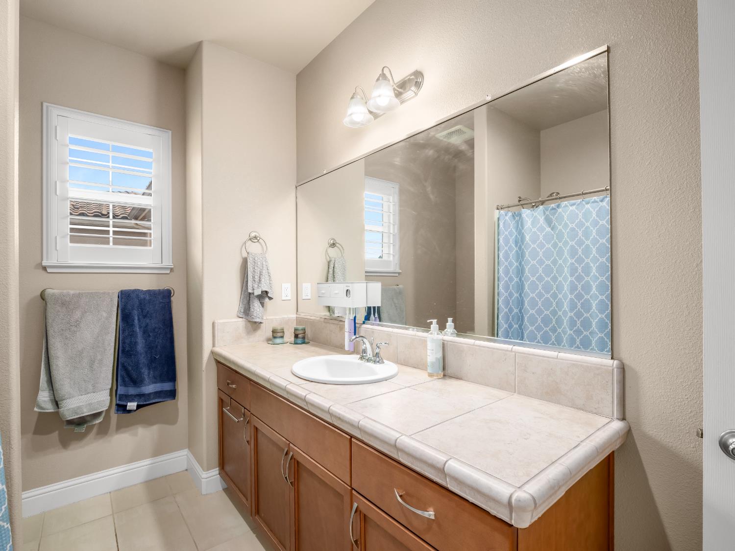 2127 Chennault Avenue Clovis, CA 93611 - Photo 39 of 49 a bathroom with a sink a vanity and a mirror