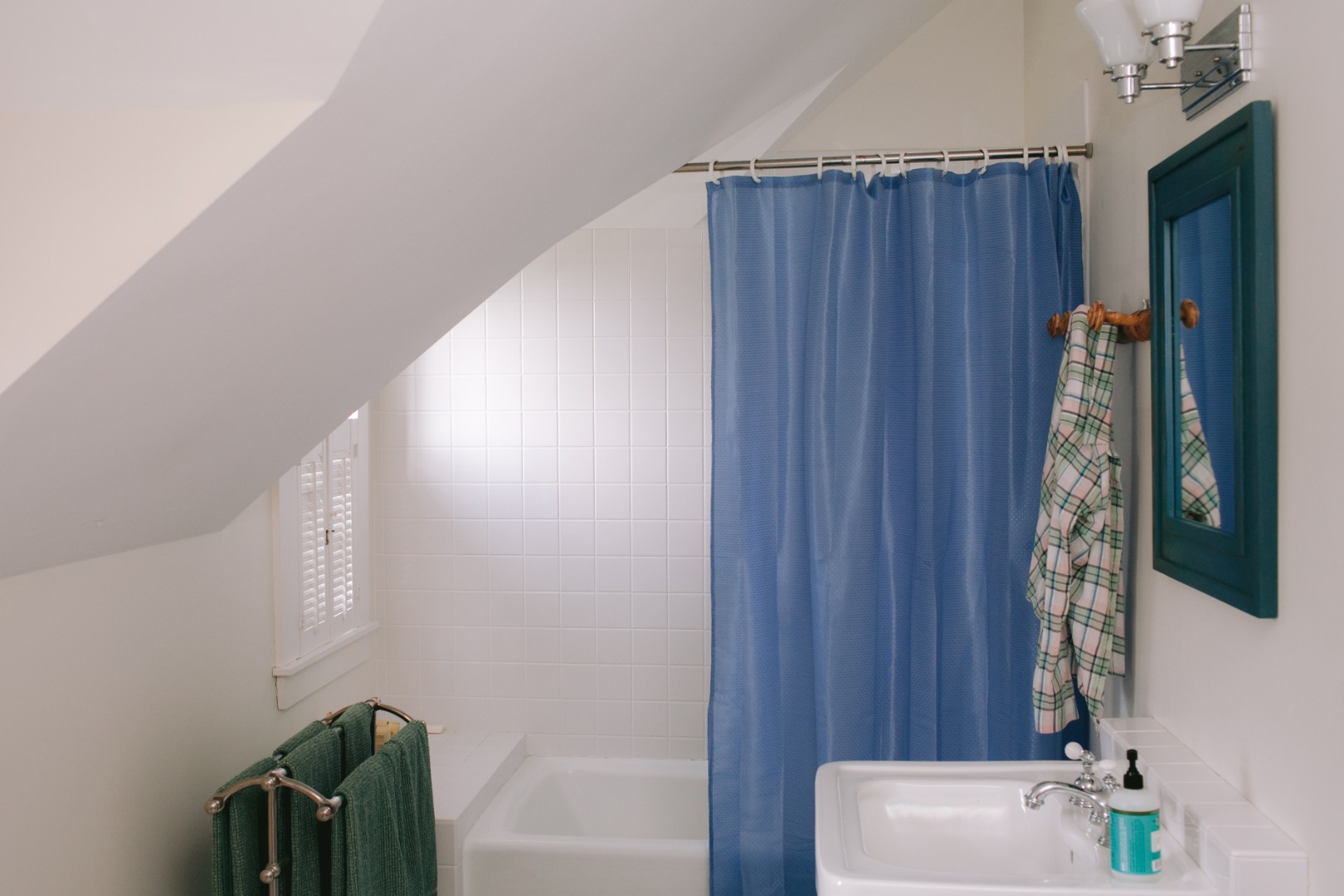 60 Meetinghouse Road Chilmark, MA 02535 - Photo 14 of 23 a bathroom with a sink a toilet and bathtub