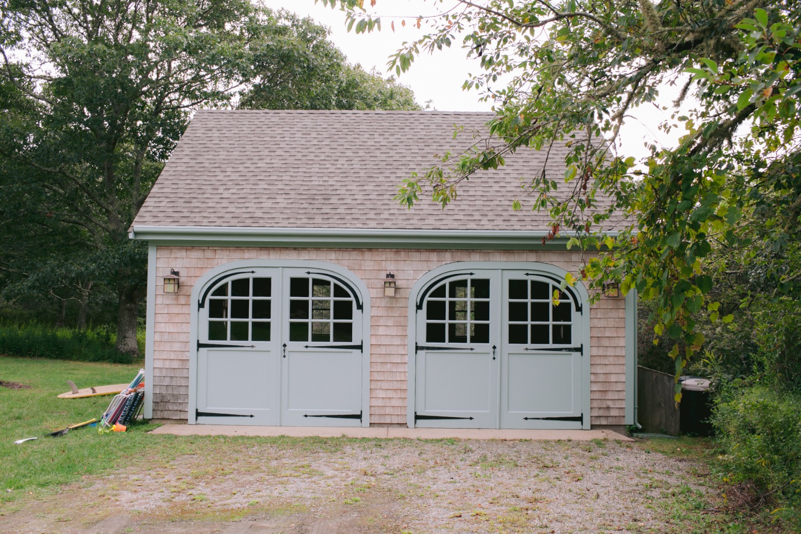 60 Meetinghouse Road Chilmark, MA 02535 - Photo 23 of 23 a front view of a house with a yard