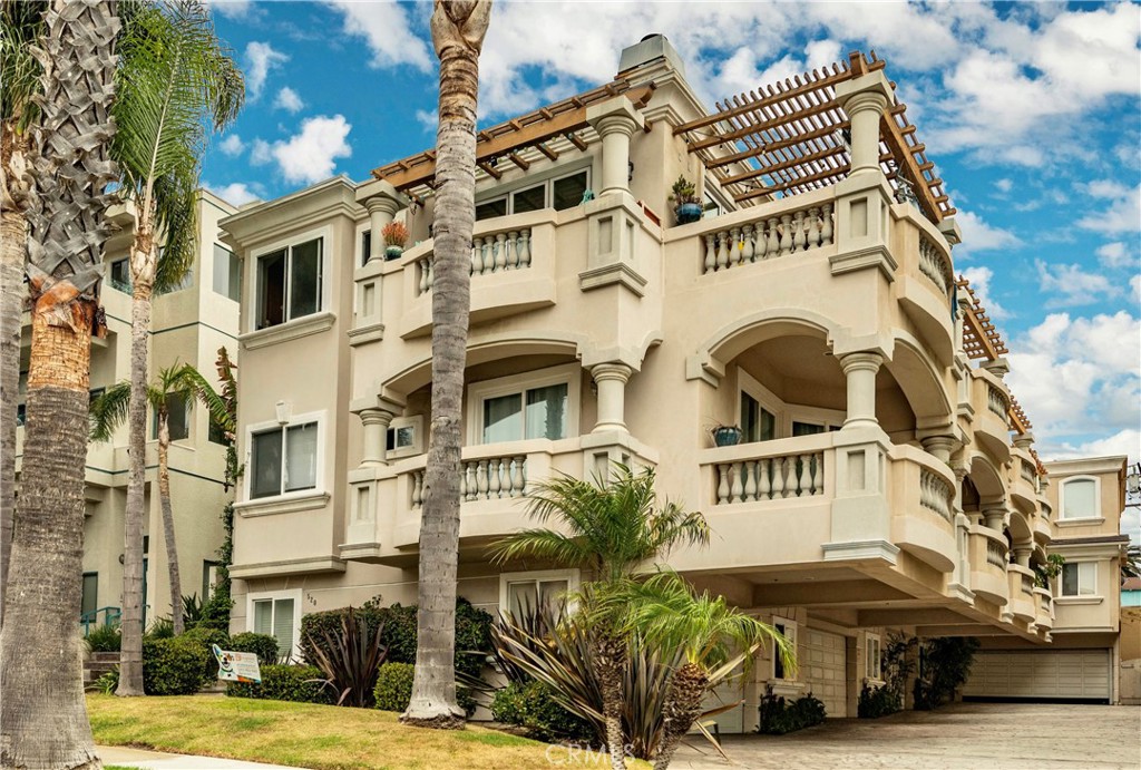 520 Esplanade, Unit D Redondo Beach, CA 90277 - Photo 2 of 24 a front view of a building