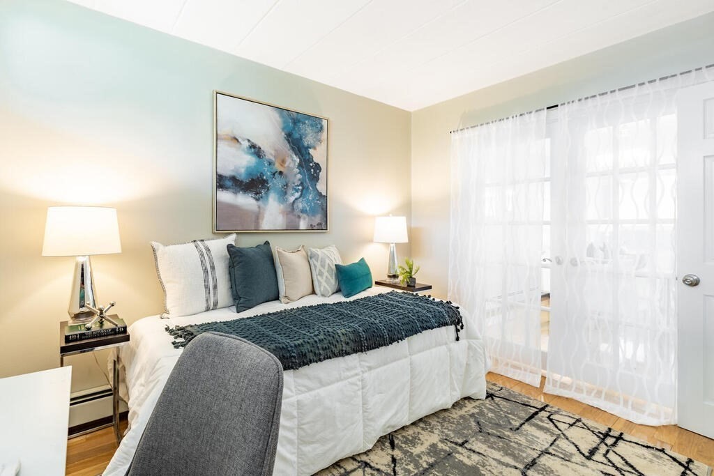 345 Harvard Street, Unit 3C Cambridge, MA 02138 - Photo 16 of 21 a spacious bedroom with a bed and a window