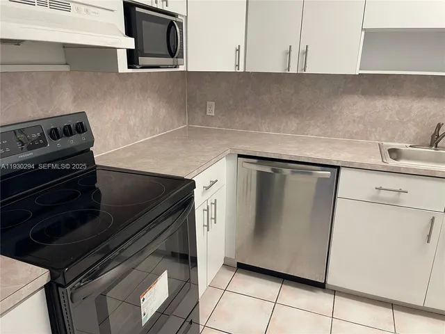$1,900 | 4848 Northwest 24th Court, Unit 318, Lauderdale Lakes, FL 33313