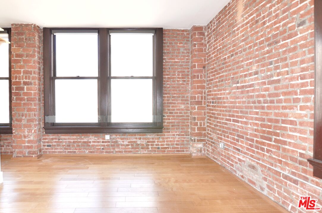 460 South Spring Street, Unit 701 Los Angeles, CA 90013 - Photo 14 of 31 a bathroom with a bathtub and a shower