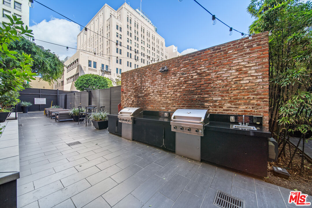 460 South Spring Street, Unit 701 Los Angeles, CA 90013 - Photo 22 of 31 a view of a patio with chairs and potted plants