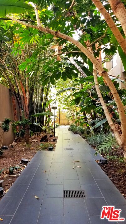 460 South Spring Street, Unit 701 Los Angeles, CA 90013 - Photo 24 of 31 a view of yard