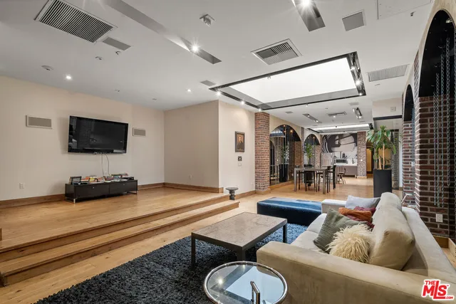 $2,400 | 460 South Spring Street, Unit 701, Los Angeles, CA 90013