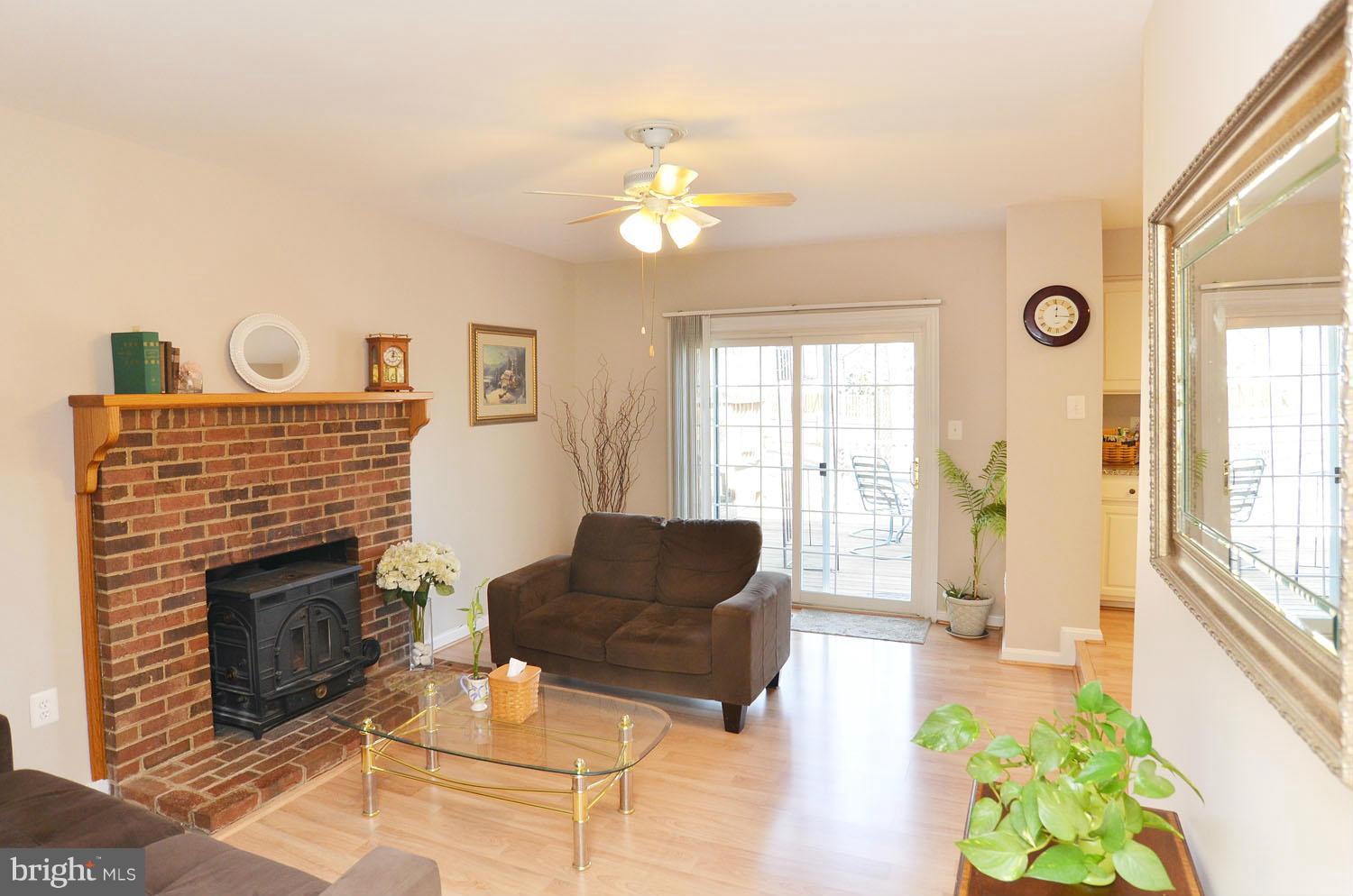 817 Potomac Ridge Court Sterling, VA 20164 - Photo 4 of 29 Living Room