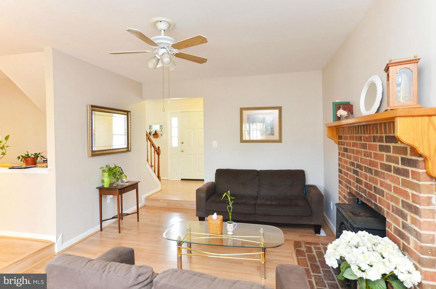 817 Potomac Ridge Court Sterling, VA 20164 - Photo 5 of 29 Living Room