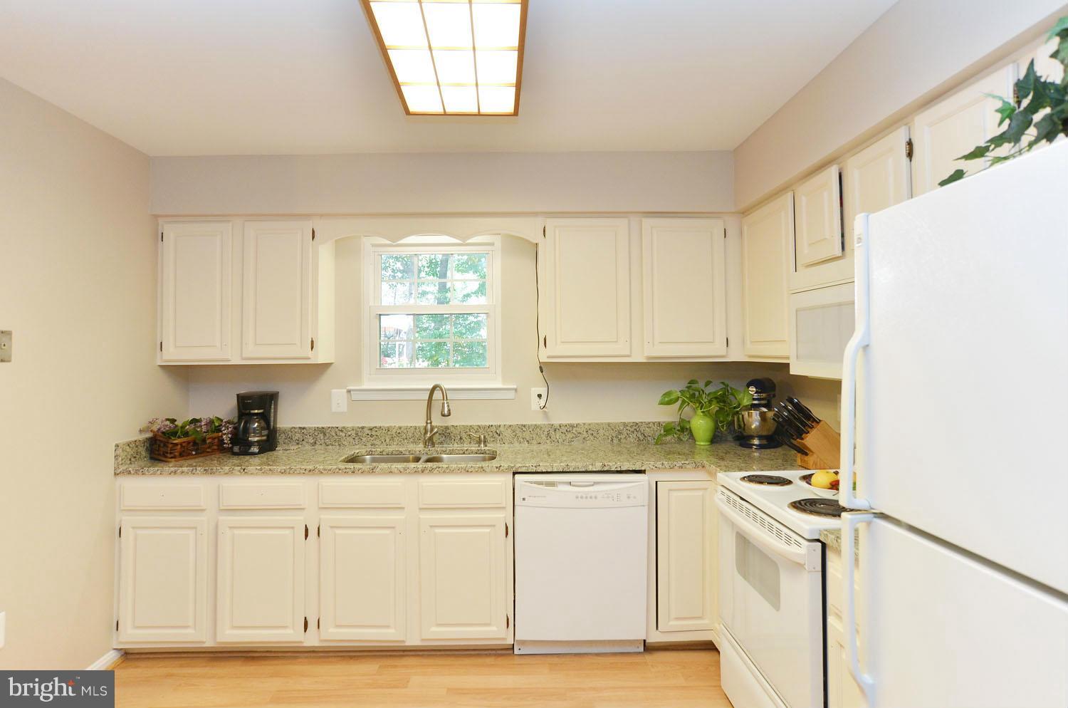 817 Potomac Ridge Court Sterling, VA 20164 - Photo 7 of 29 Kitchen