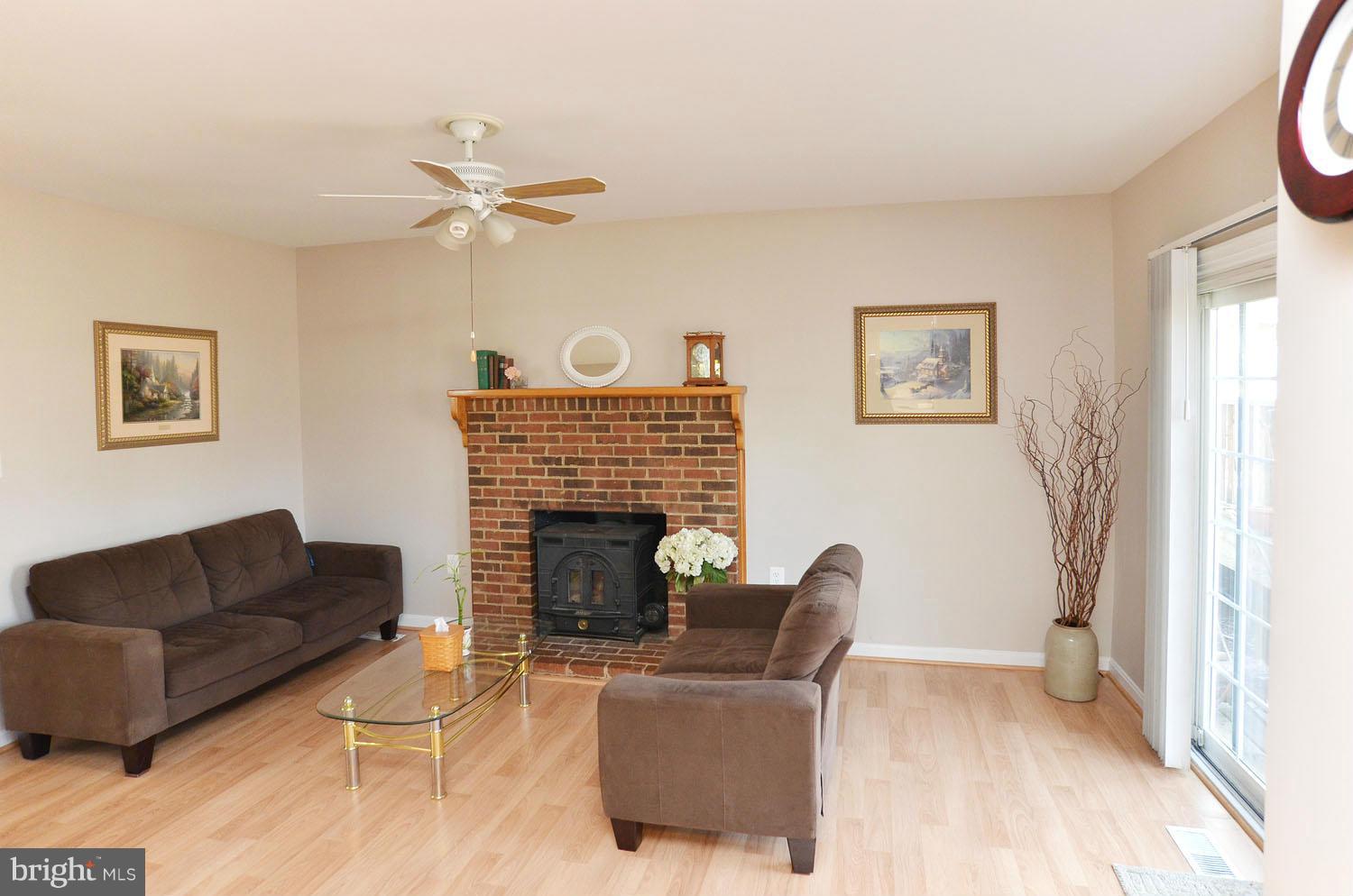 817 Potomac Ridge Court Sterling, VA 20164 - Photo 8 of 29 Living Room