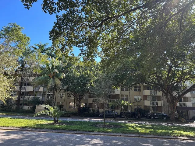 a view of a yard in front of a house