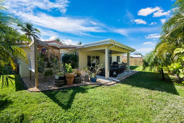 a view of a house with backyard and porch