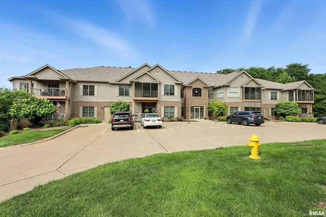 $277,000 | 1227 East Kimberly Road, Unit 5A, Bettendorf, IA 52722