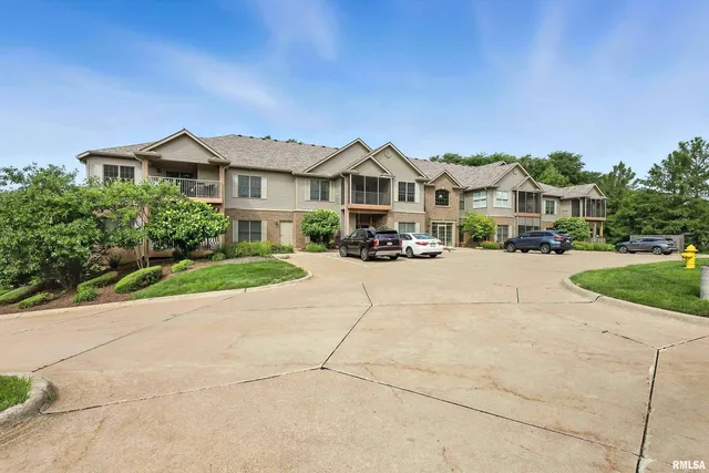 $277,000 | 1227 East Kimberly Road, Unit 5A, Bettendorf, IA 52722