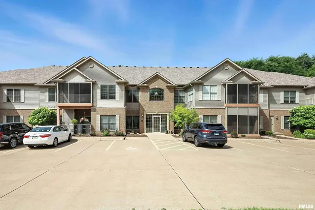 $277,000 | 1227 East Kimberly Road, Unit 5A, Bettendorf, IA 52722