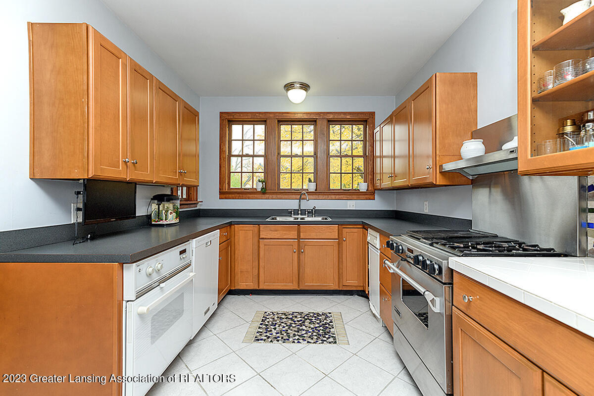1601 Osborn Road Lansing, MI 48915 - Photo 10 of 36 Kitchen