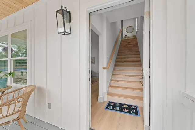 a view of a hallway with windows and entryway